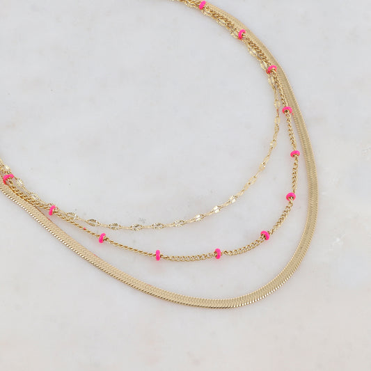 Collier 3 rangs doré avec une maille miroir embelli de pièces émaillées fuchsias 38/40/43+5 cm