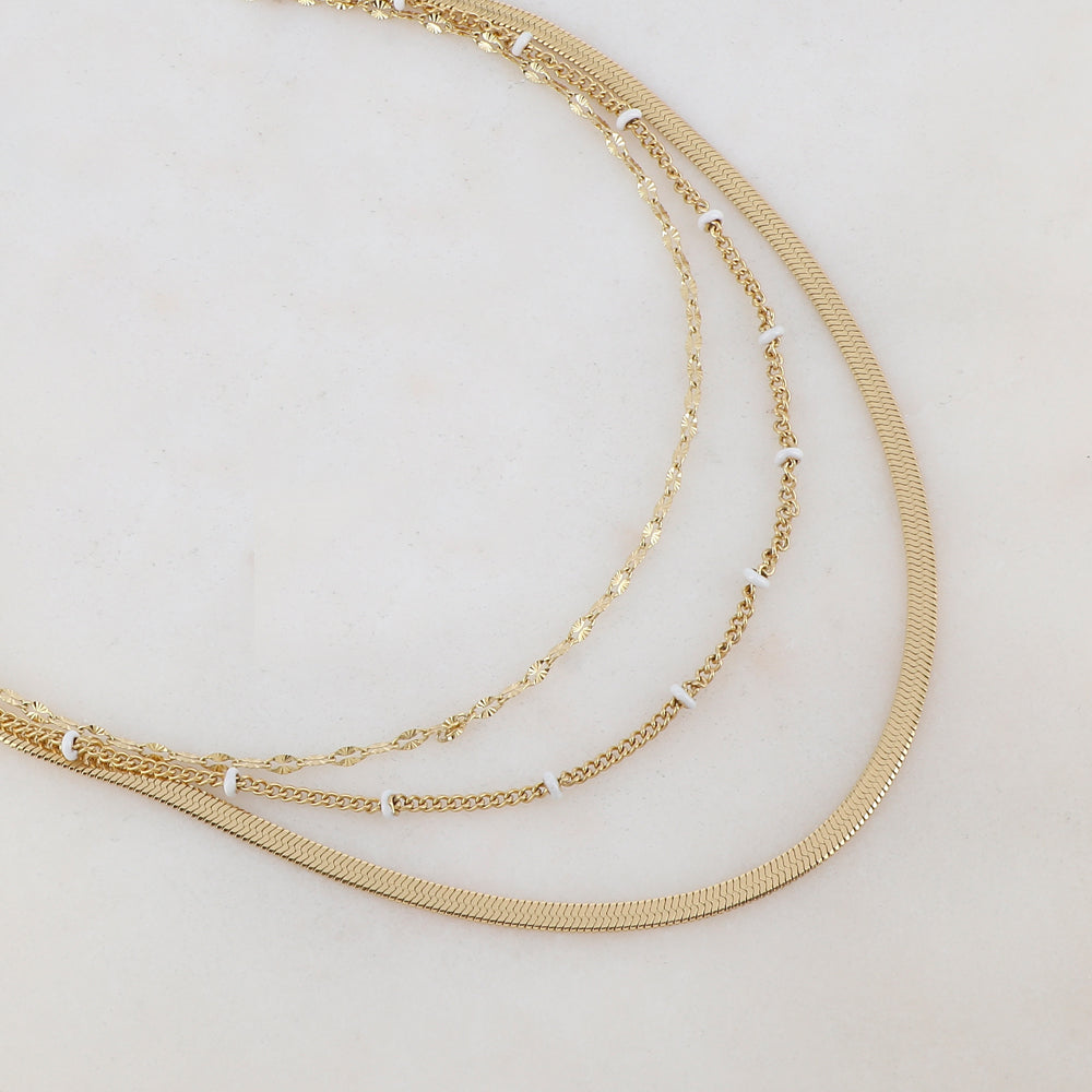 Collier 3 rangs doré avec une maille miroir embelli de pièces émaillées blanches 38/40/43+5 cm