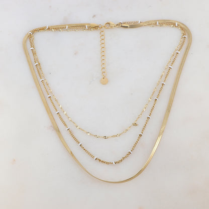 Collier 3 rangs doré avec une maille miroir embelli de pièces émaillées blanches 38/40/43+5 cm