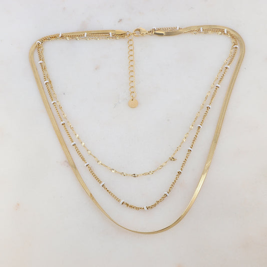Collier 3 rangs doré avec une maille miroir embelli de pièces émaillées blanches 38/40/43+5 cm