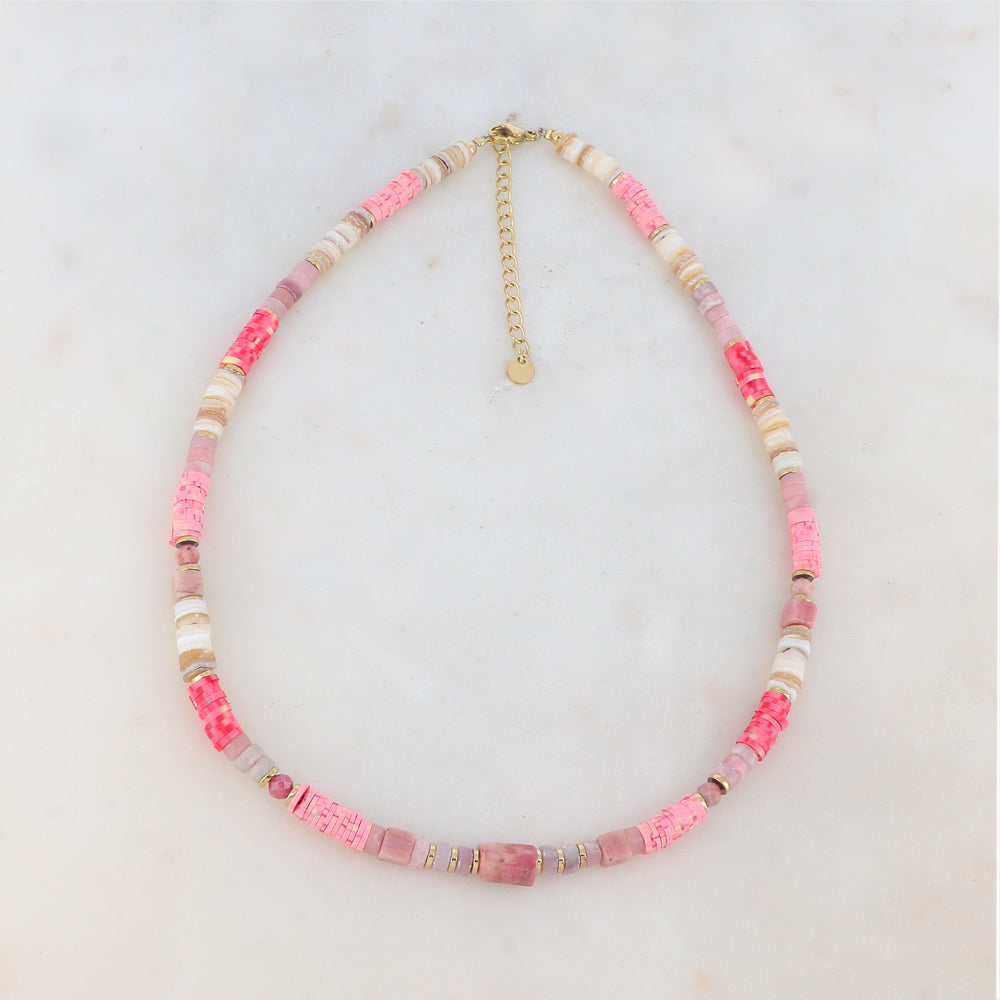 Collier doré composé de coquillages beiges, de perles heishi et pierres roses et rhodonite 38+5 cm