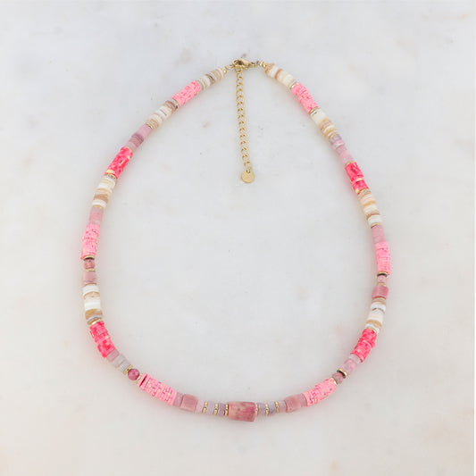 Collier doré composé de coquillages beiges, de perles heishi et pierres roses et rhodonite 38+5 cm