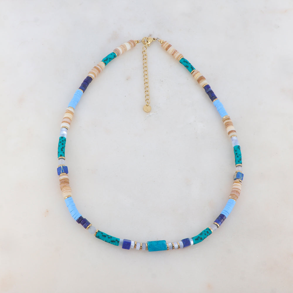 Collier doré composé de coquillages beiges, de perles heishi bleues et turquoises et pierres bleues 38+5 cm