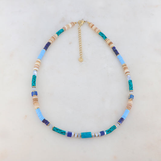 Collier doré composé de coquillages beiges, de perles heishi bleues et turquoises et pierres bleues 38+5 cm