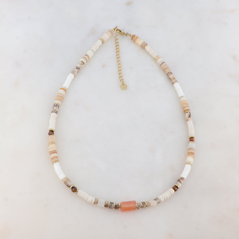 Collier doré composé de coquillages beiges, de perles heishi blanches et de pierres roses et œil de tigre 38+5 cm