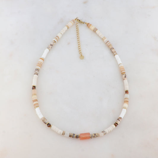 Collier doré composé de coquillages beiges, de perles heishi blanches et de pierres roses et œil de tigre 38+5 cm