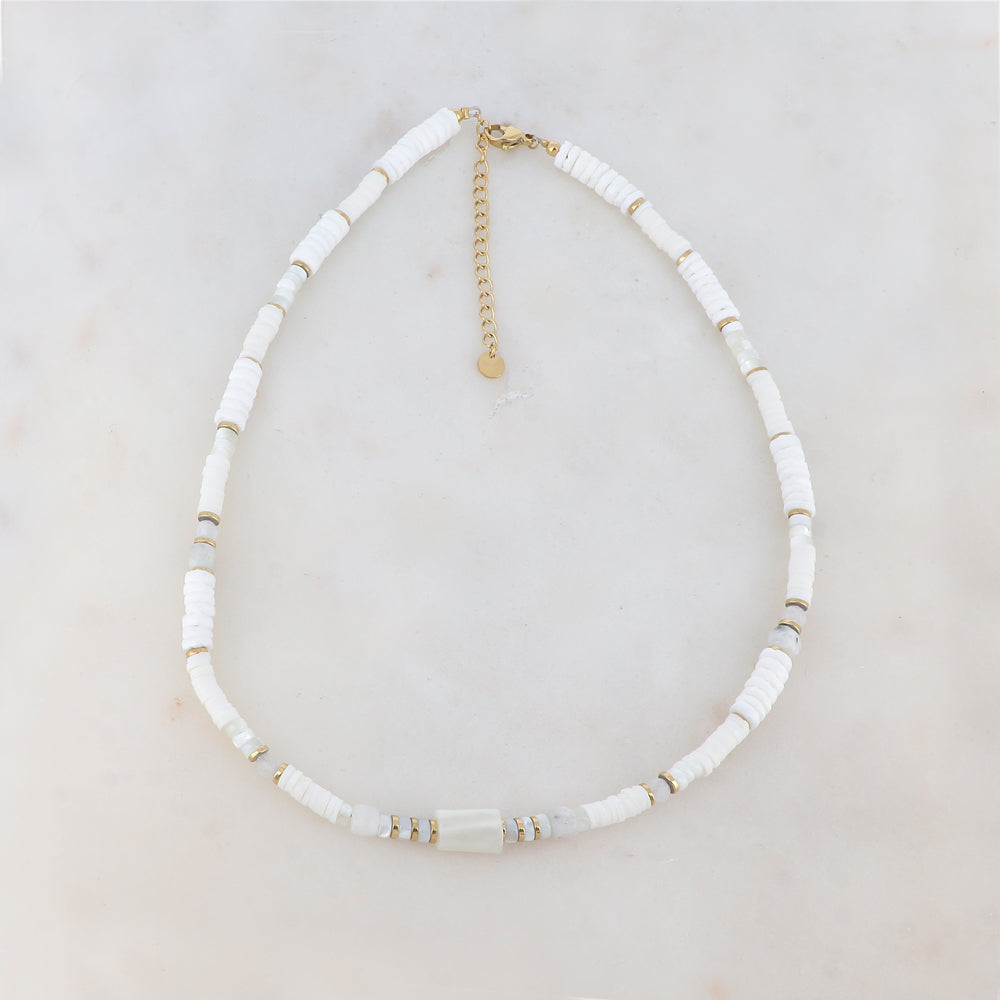 Collier doré composé de coquillages blancs, de perles heishi blanches et de blanches translucides et nacres blanches 38+5 cm