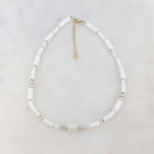 Collier doré composé de coquillages blancs, de perles heishi blanches et de blanches translucides et nacres blanches 38+5 cm
