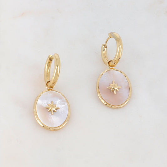 Créoles avec pièce ovale, nacre et étoile gravée 2,8 x 3,8 cm.