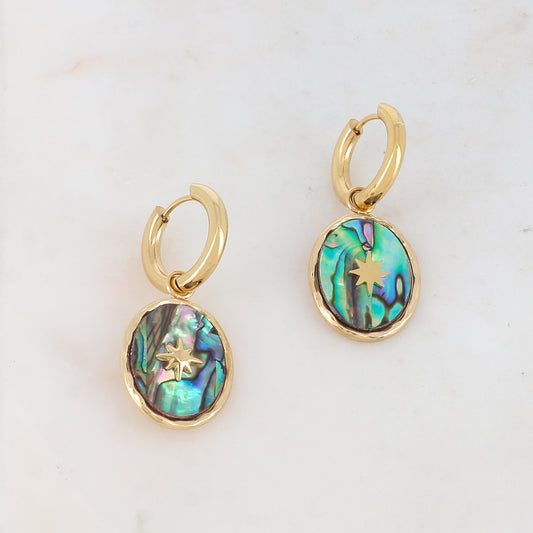 Créoles avec pièce ovale, nacre et étoile gravée 2,8 x 3,8 cm.