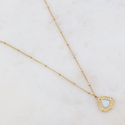 Collier doré avec petites boules, pendentif en forme géométrique et nacre blanche 45+5 cm