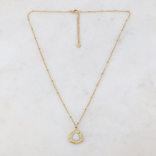 Collier doré avec petites boules, pendentif en forme géométrique et nacre blanche 45+5 cm
