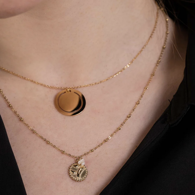 Collier doré avec 3 petites perles d'eau douce et pampille graphique 41+5 cm