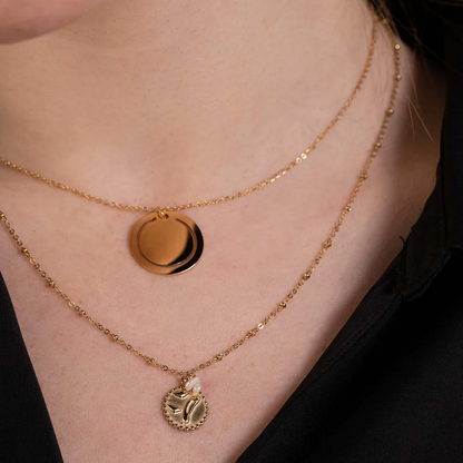 Collier doré avec 3 petites perles d'eau douce et pampille graphique 41+5 cm