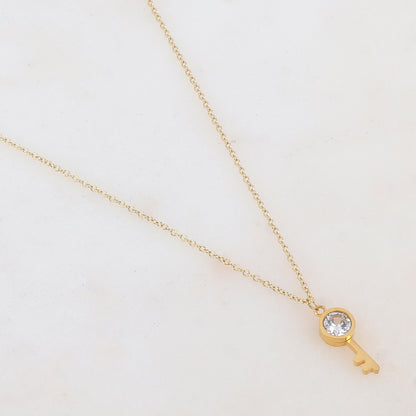 Collier doré avec pendentif clé et oxyde de zirconium blanc 40+5 cm.