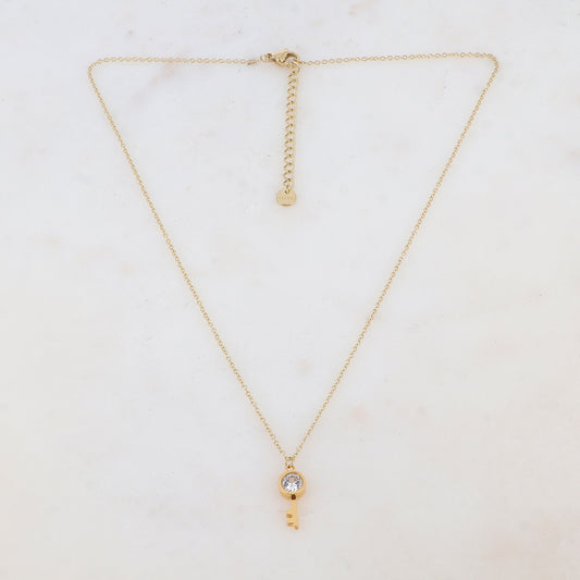 Collier doré avec pendentif clé et oxyde de zirconium blanc 40+5 cm.