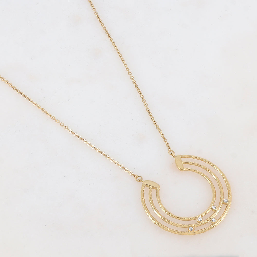 Collier doré avec pièce géométrique ajourée et 5 strass blancs 45+5 cm