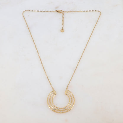 Collier doré avec pièce géométrique ajourée et 5 strass blancs 45+5 cm