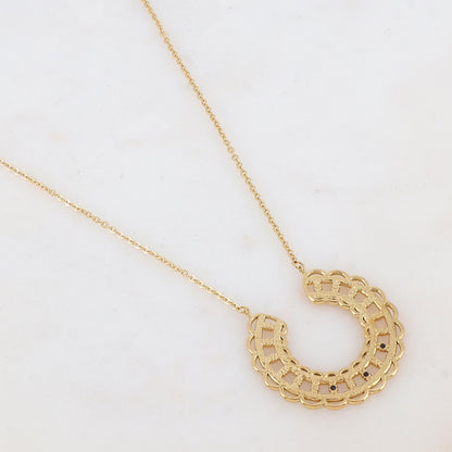 Collier doré avec pièce graphique ajourée et 3 strass noirs 45+5 cm