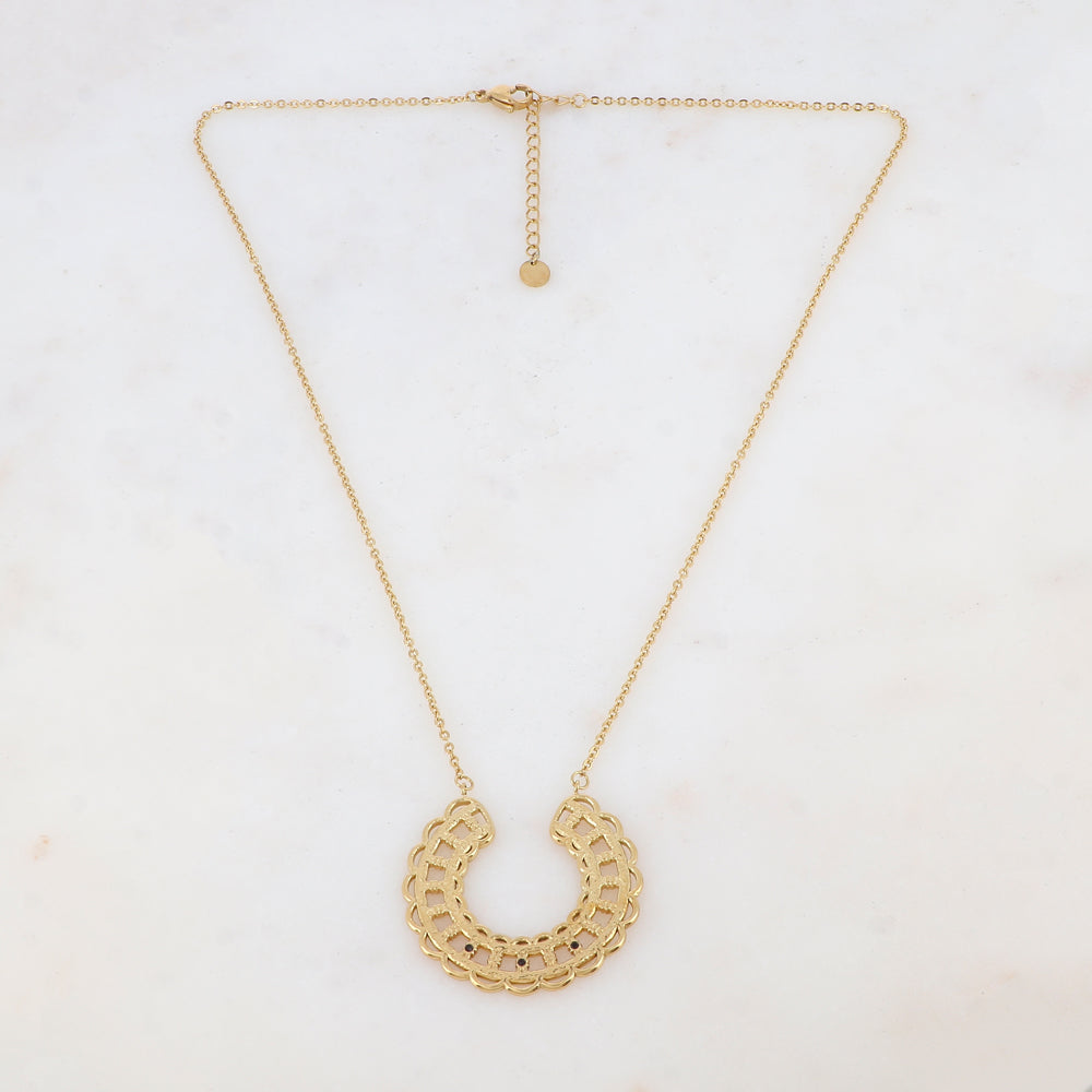 Collier doré avec pièce graphique ajourée et 3 strass noirs 45+5 cm