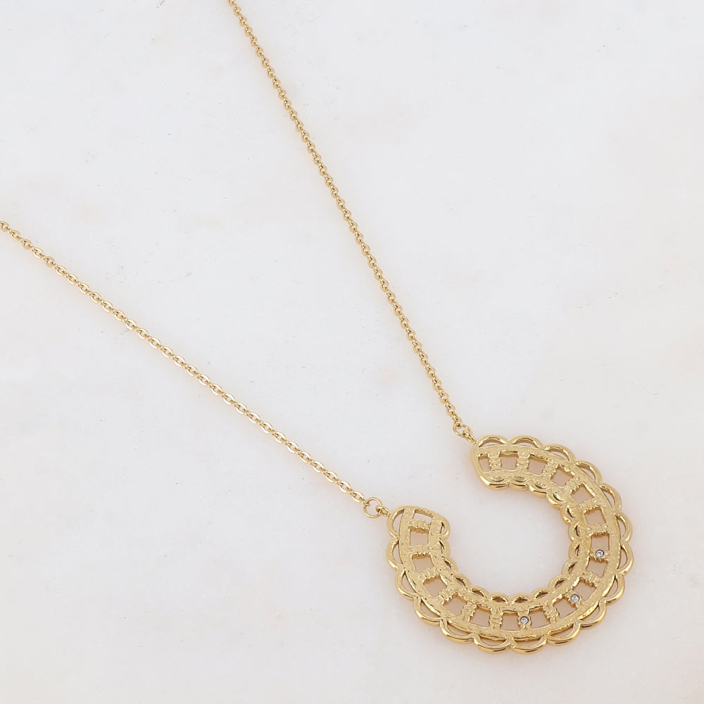 Collier doré avec pièce graphique ajourée et 3 strass blancs 45+5 cm