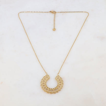 Collier doré avec pièce graphique ajourée et 3 strass blancs 45+5 cm