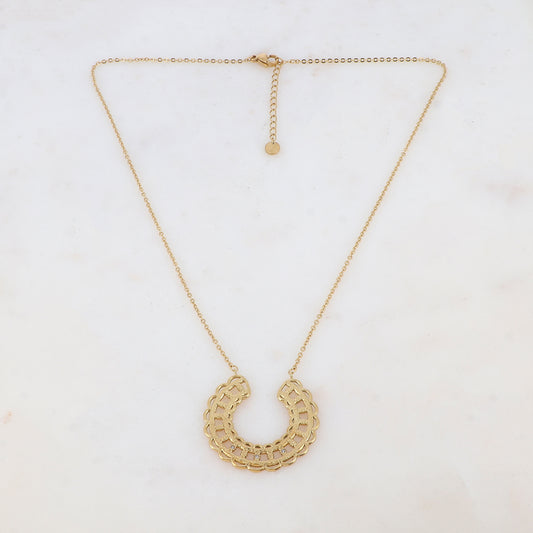 Collier doré avec pièce graphique ajourée et 3 strass blancs 45+5 cm