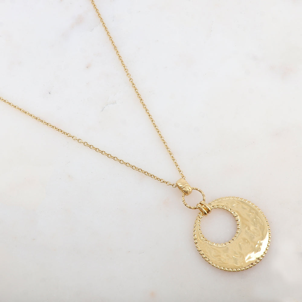 Sautoir doré avec pendentif rond ajouré et martelé 80+7 cm
