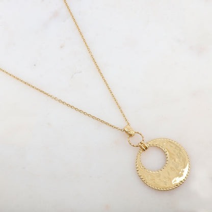 Sautoir doré avec pendentif rond ajouré et martelé 80+7 cm