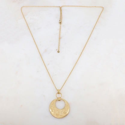 Sautoir doré avec pendentif rond ajouré et martelé 80+7 cm