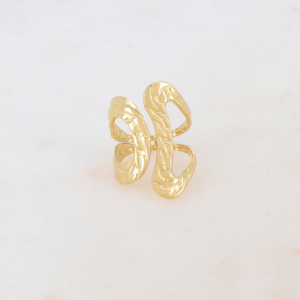 Bague ajourée, motif graphique