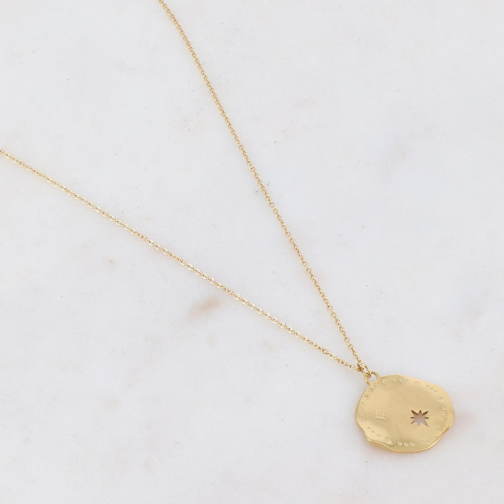 Collier doré avec pendentif rond ondulé et ajouré de façon étoile, motif étoile 40+5 cm
