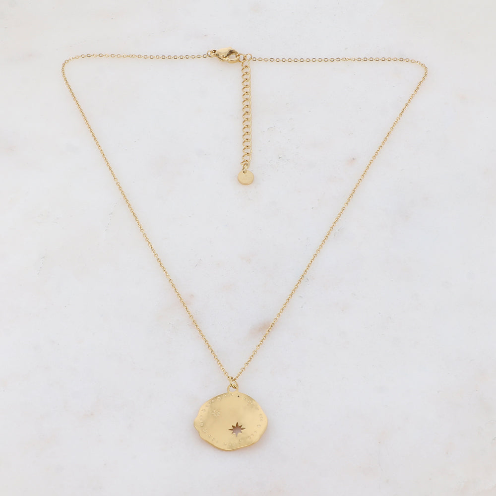 Collier doré avec pendentif rond ondulé et ajouré de façon étoile, motif étoile 40+5 cm
