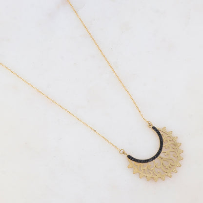 Collier doré avec pièce ajourée et strass noirs 38+5 cm