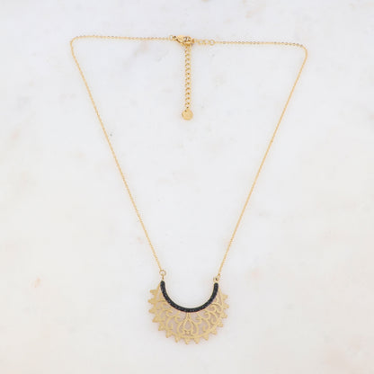 Collier doré avec pièce ajourée et strass noirs 38+5 cm