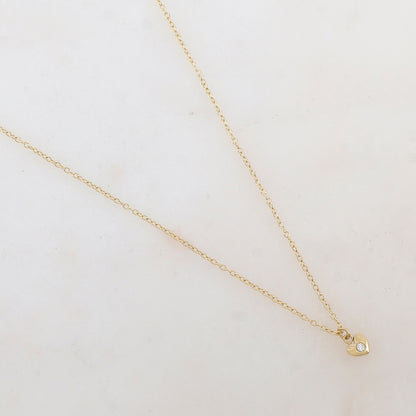 Collier doré composé d'un pendentif cœur orné d'un strass blanc 40+5 cm