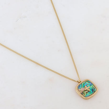 Collier doré avec une pampille carrée en nacre abalone avec motif doré 39+7 cm