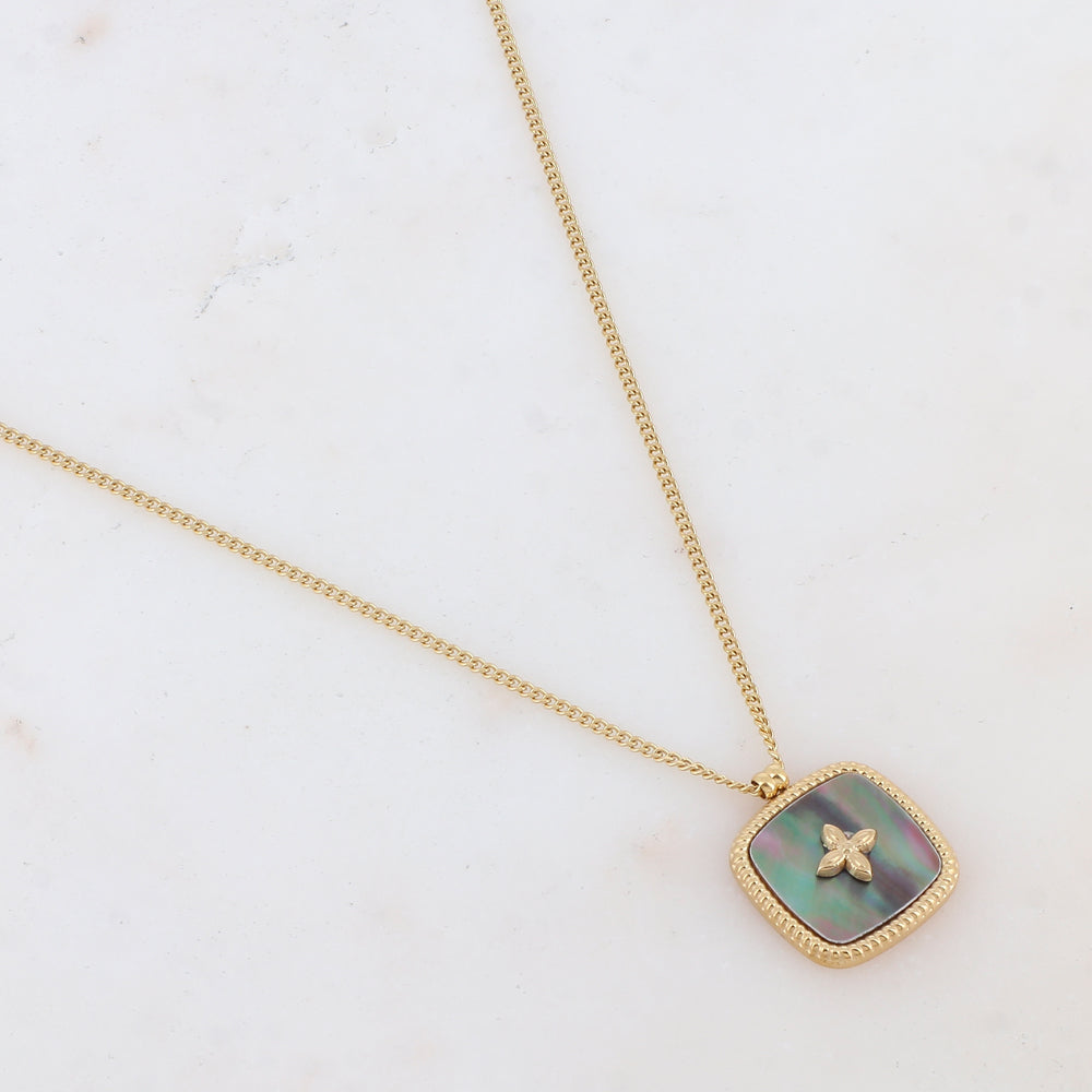 Collier doré avec une pampille carrée en nacre naturelle grise avec motif doré 39+7 cm