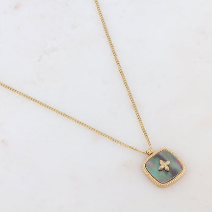 Collier doré avec une pampille carrée en nacre naturelle grise avec motif doré 39+7 cm