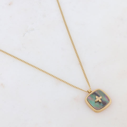 Collier doré avec une pampille carrée en nacre naturelle grise avec motif doré 39+7 cm