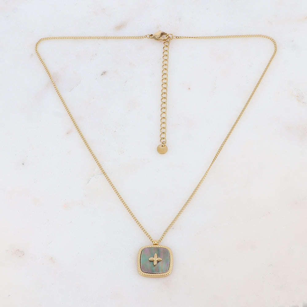 Collier doré avec une pampille carrée en nacre naturelle grise avec motif doré 39+7 cm