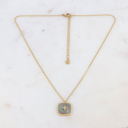 Collier doré avec une pampille carrée en nacre naturelle grise avec motif doré 39+7 cm