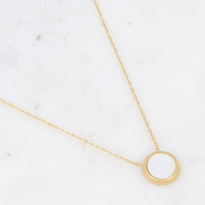 Collier doré avec une pampille ronde ornée d'une nacre blanche 39+7 cm