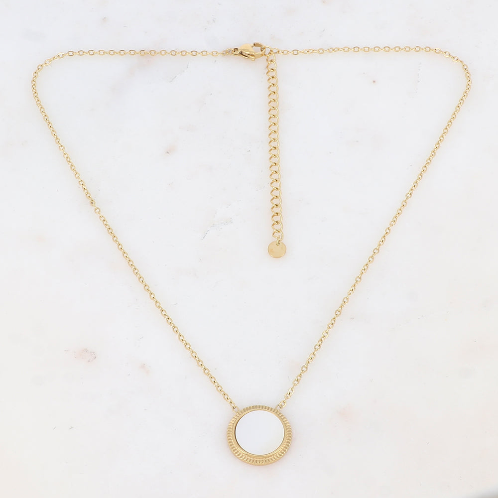 Collier doré avec une pampille ronde ornée d'une nacre blanche 39+7 cm
