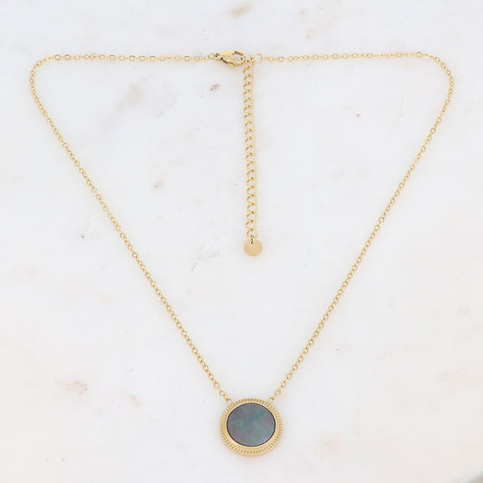 Collier doré avec une pampille ronde ornée d'une nacre naturelle grise 39+7 cm
