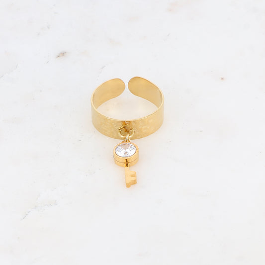 Bague martelée avec pampille clé et strass