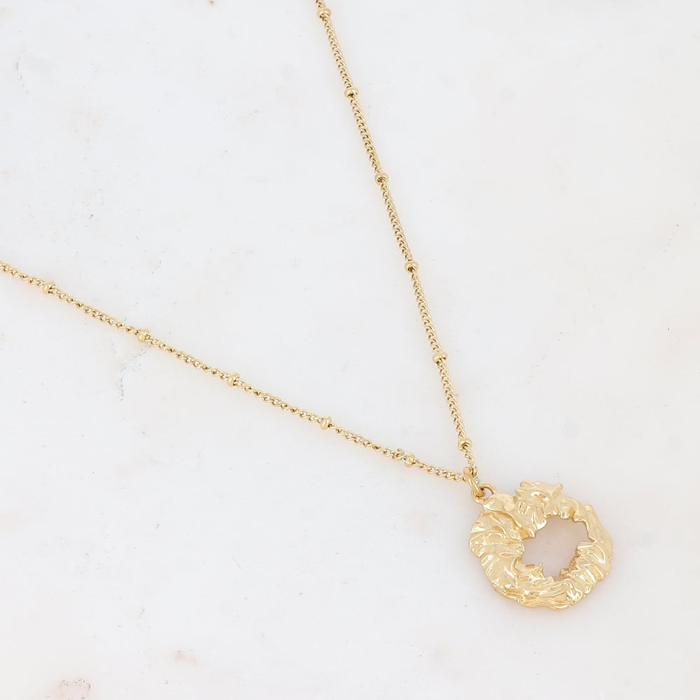 Collier doré avec un pendant ajouré martelé 45+5 cm