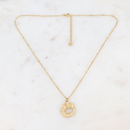 Collier doré avec un pendant ajouré martelé 45+5 cm