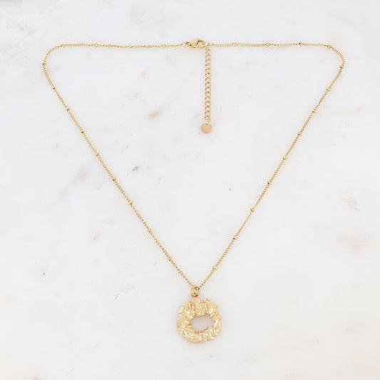 Collier doré avec un pendant ajouré martelé 45+5 cm