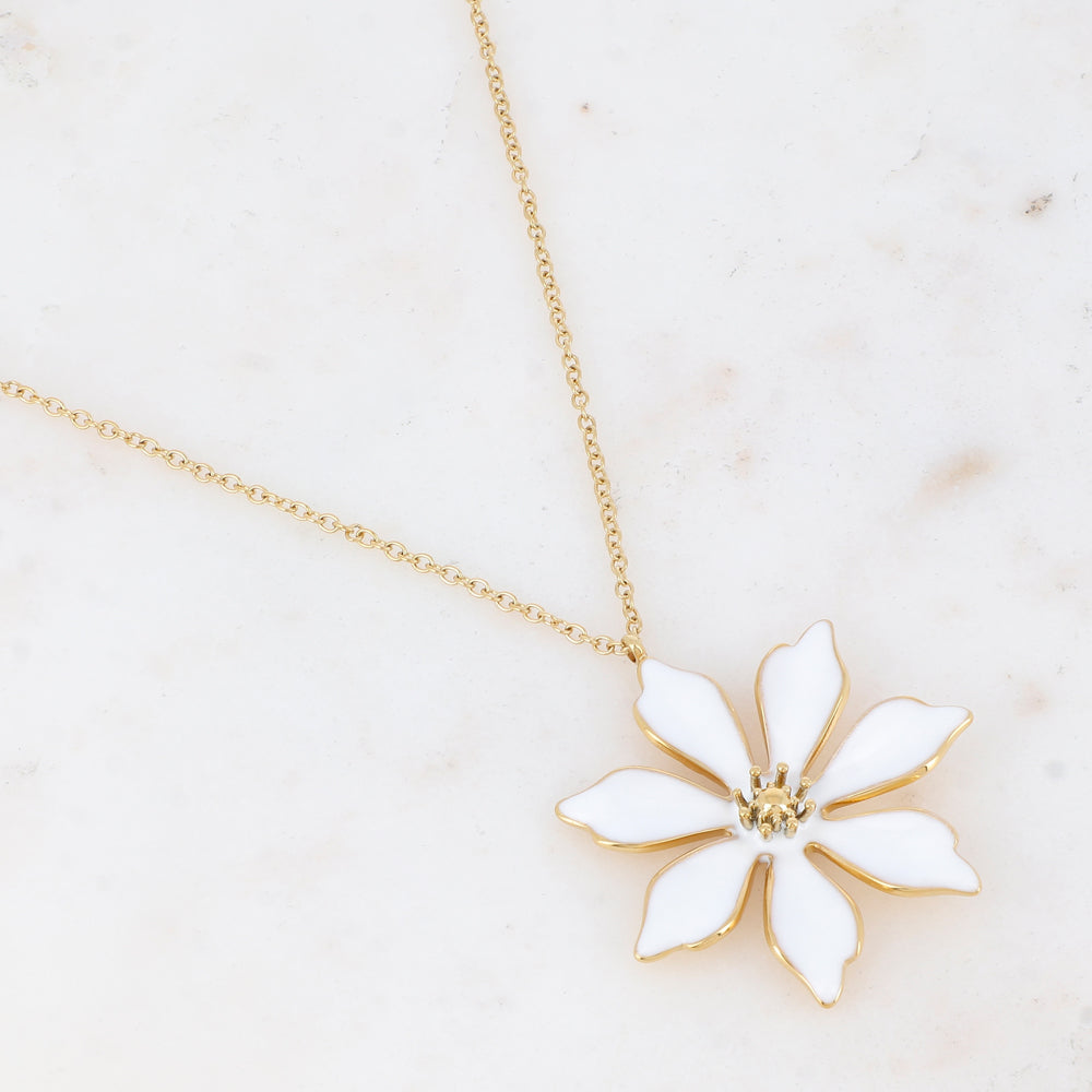 Collier doré avec une fleur émaillée blanche 40+5 cm